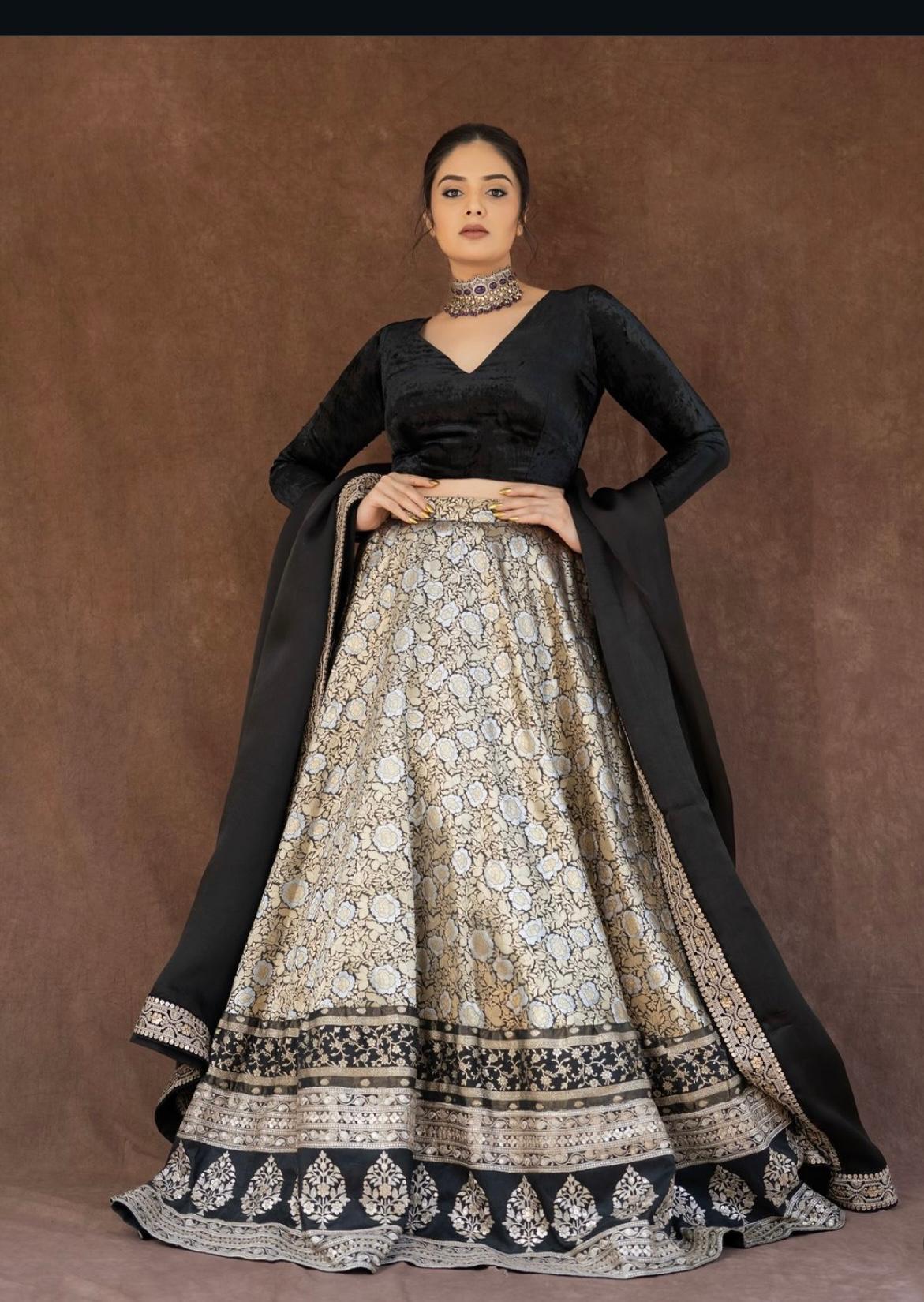 Black Banarasi Lehenga Brocade Pita Border Velvet Blouse Organza Dupatta