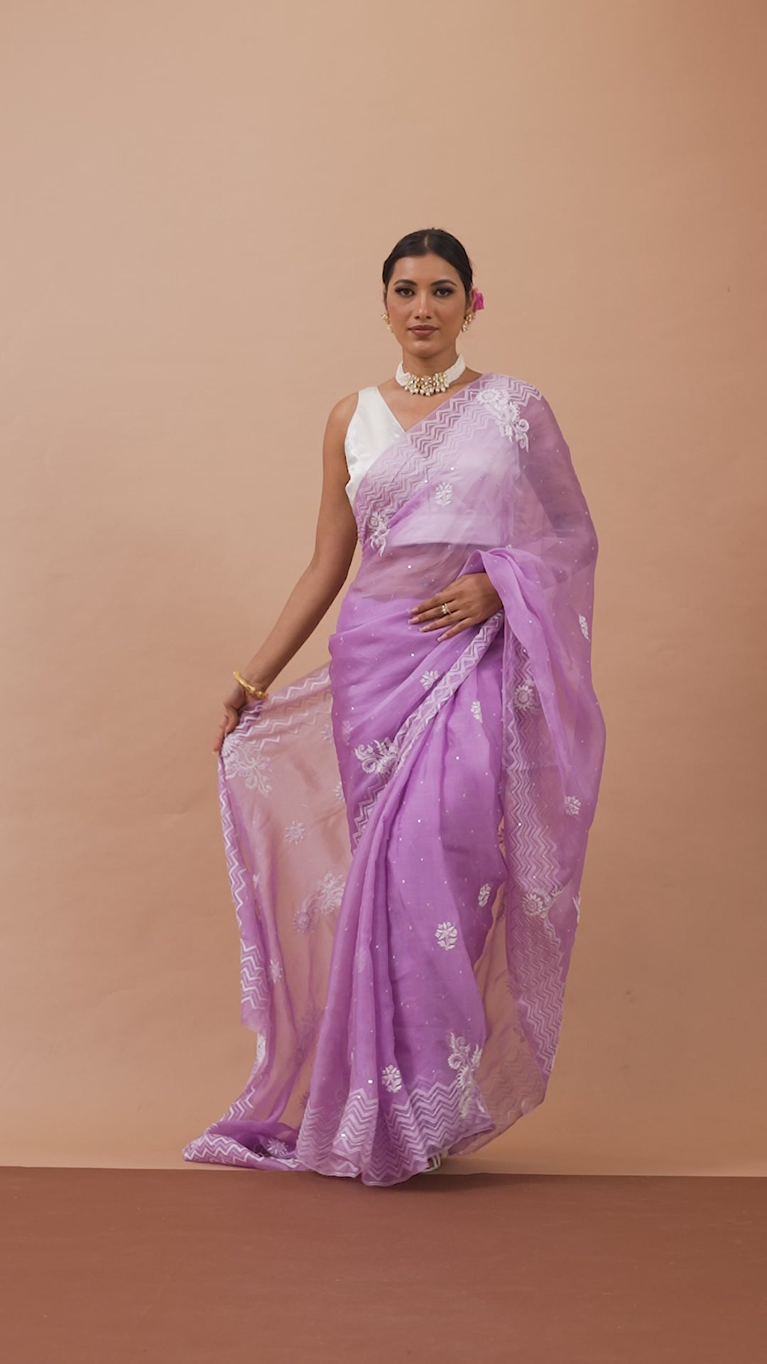 Load video: Exquisite Mauve Organza Saree with White Threadwork Embroidery