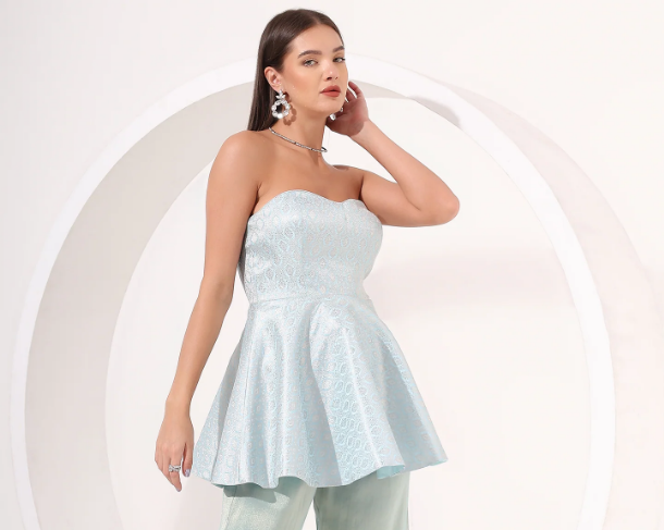 Celebrities with Pear-Shaped Bodies: Style Inspiration & Outfits