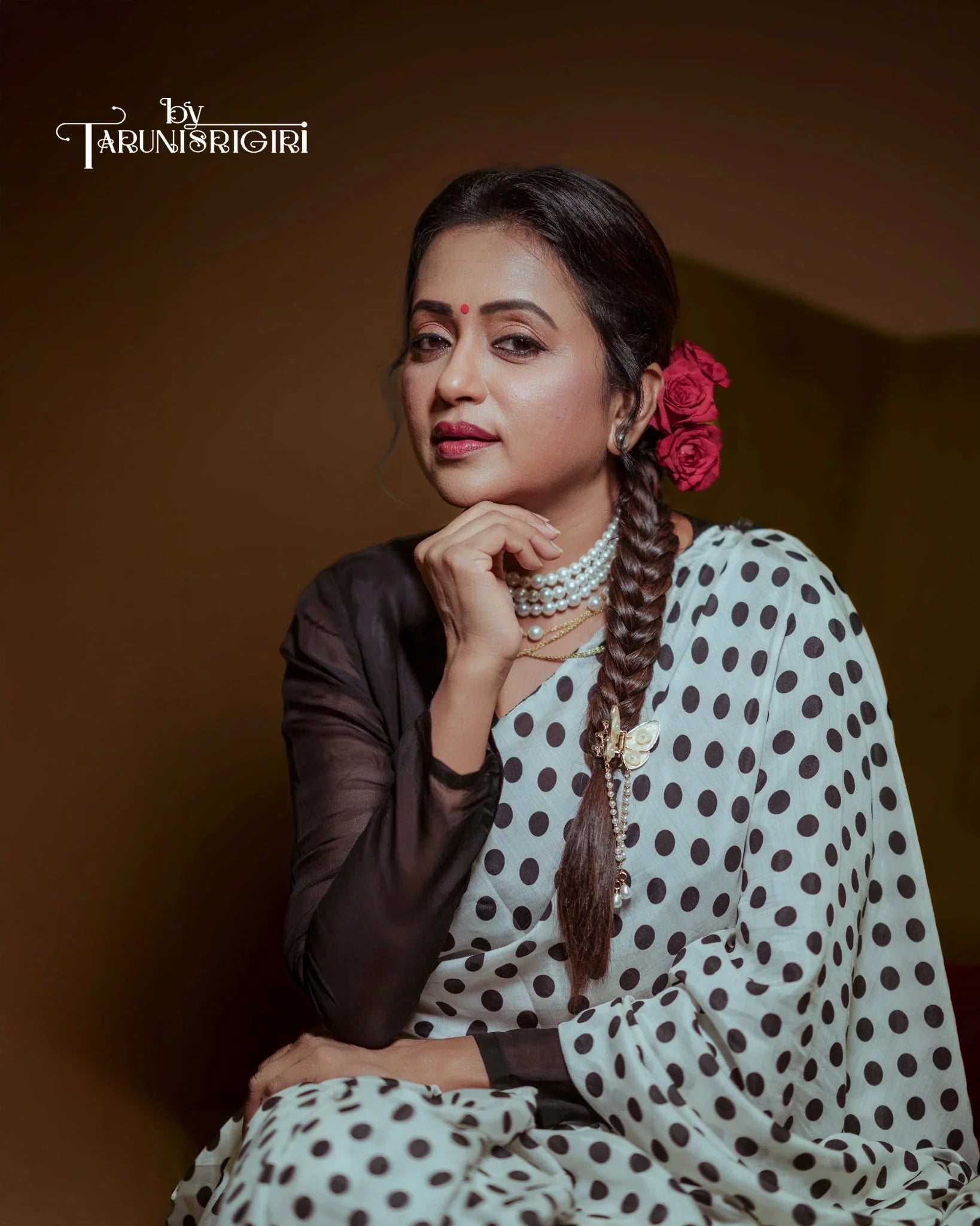 Chic White Black Polka Dot Muslin Geometric Print Saree