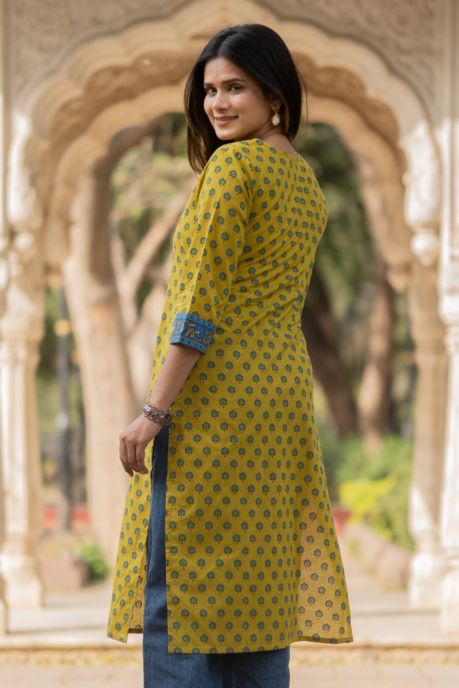 Green Barik Butti Printed Cotton Straight Kurta