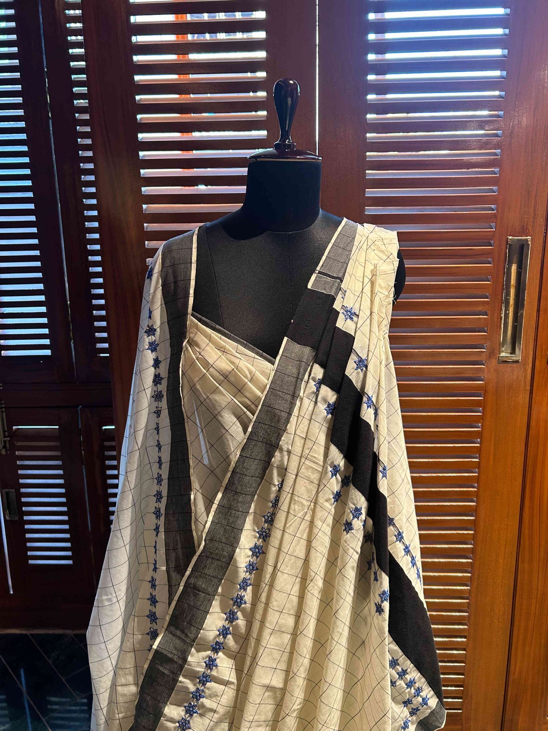 White Gadwal Cotton Silk Saree Black Checks Silver Blue Flowers Border